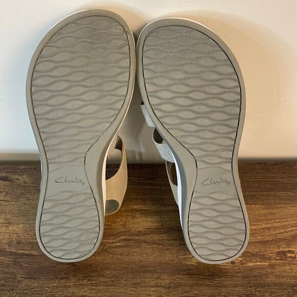 Clarks Size 9W Comfort Wedge Sandals Beige Elastic Slingback Walking Shoes - Picture 5 of 7